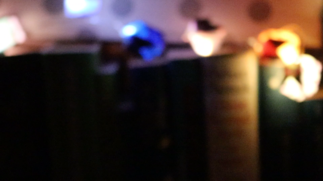 Unscharfe Buchrücken darauf Lichterkette