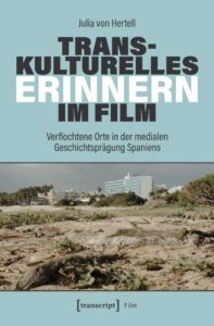 Vorderseite des Buches 'Transkulturelles Erinnern im Film', es ist türkis und ein Foto eines Strandes mit einem Hotel im Hintergrund abgebildet